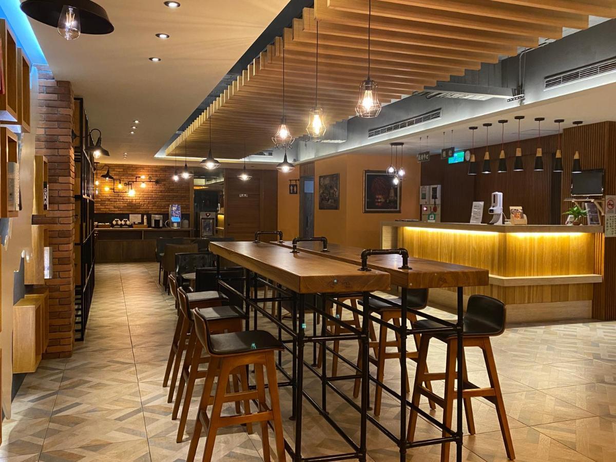 Hua Xiang Hotel - Zuoying Kaohsiung Bagian luar foto