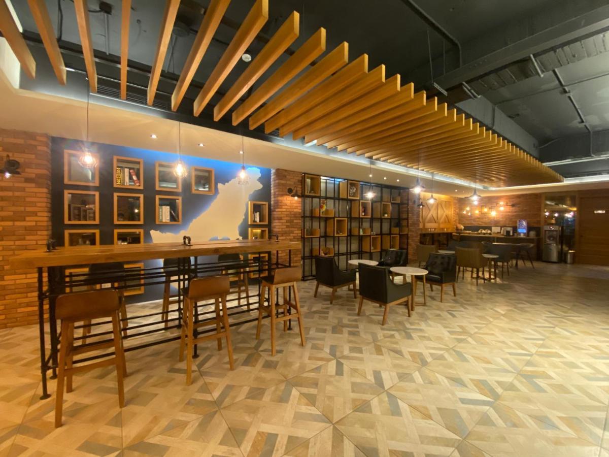 Hua Xiang Hotel - Zuoying Kaohsiung Bagian luar foto