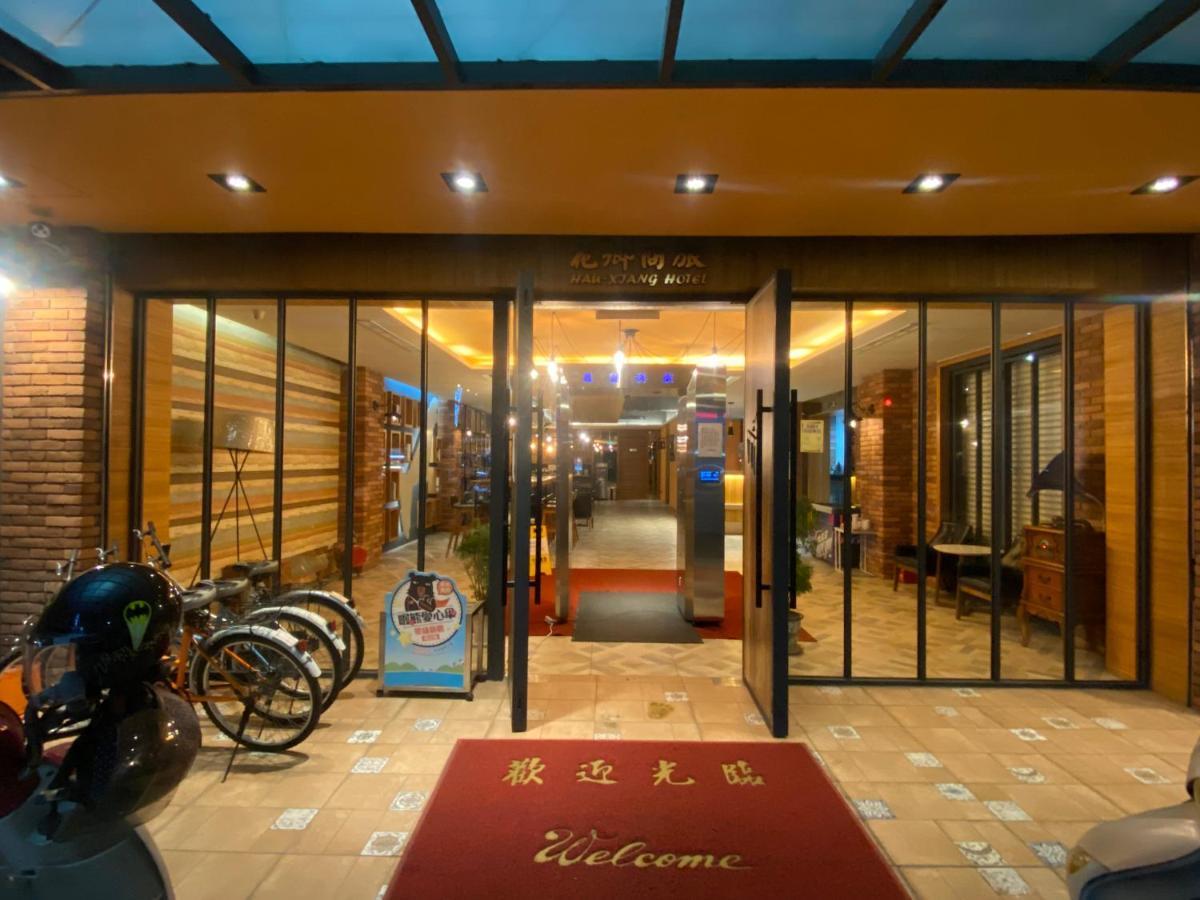 Hua Xiang Hotel - Zuoying Kaohsiung Bagian luar foto