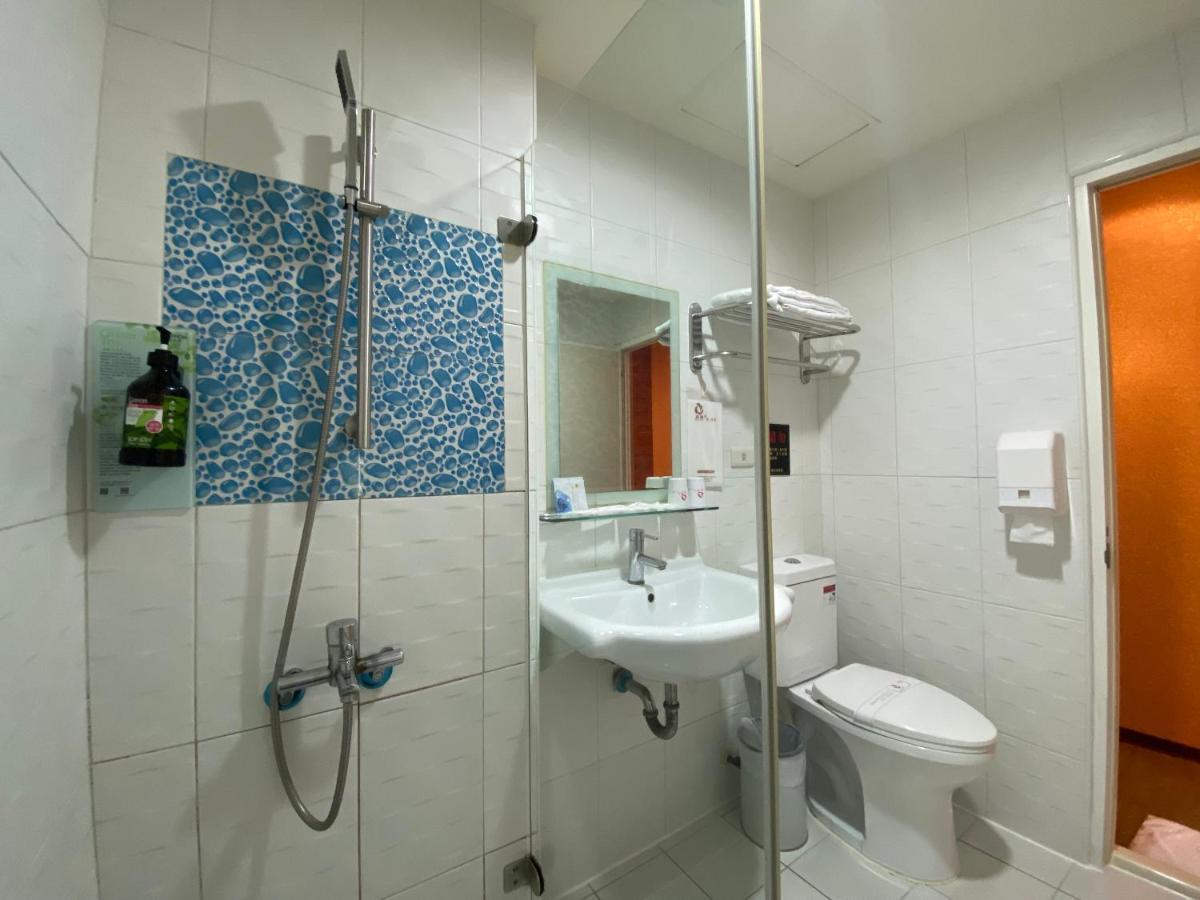 Hua Xiang Hotel - Zuoying Kaohsiung Bagian luar foto