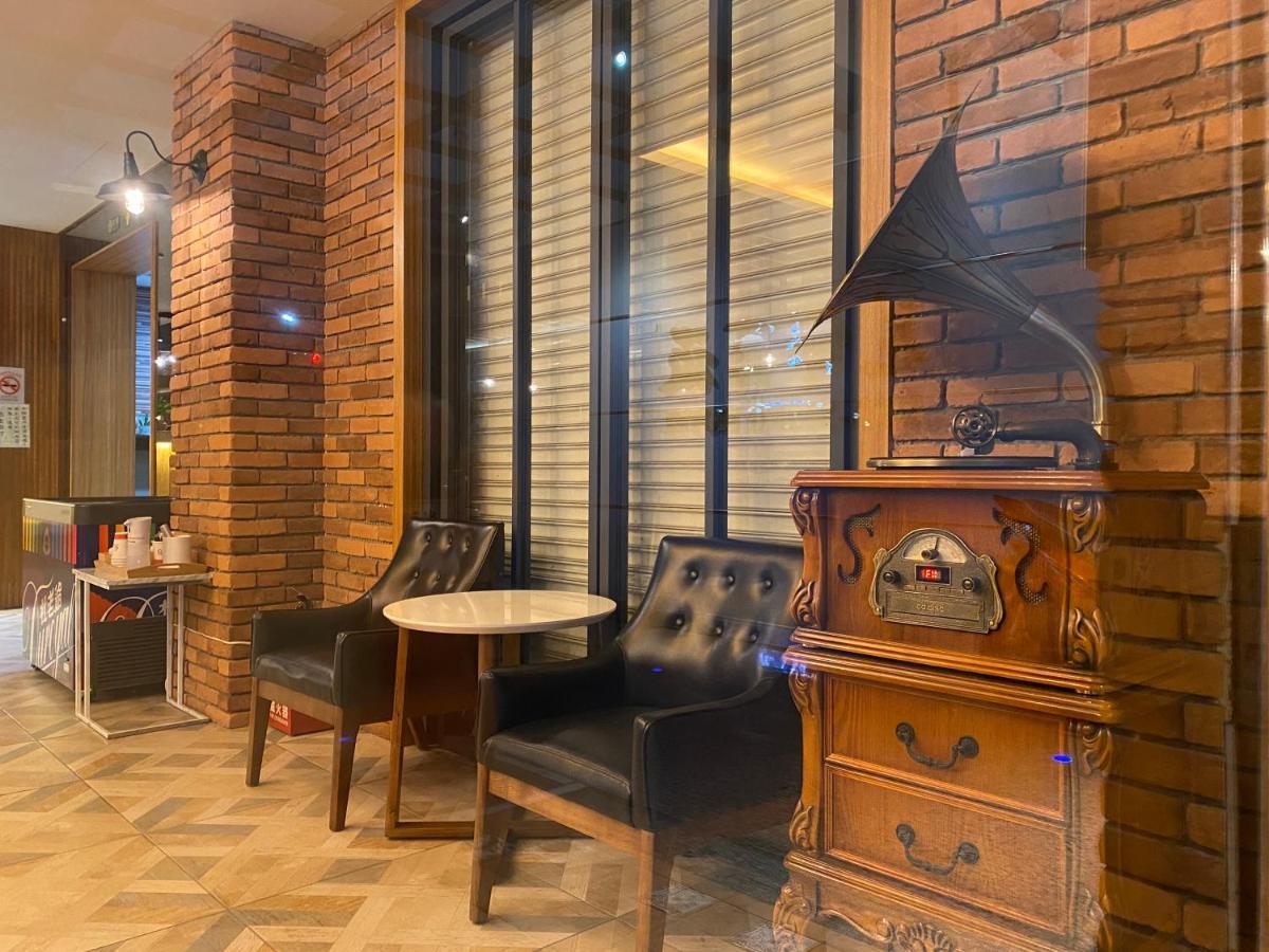 Hua Xiang Hotel - Zuoying Kaohsiung Bagian luar foto