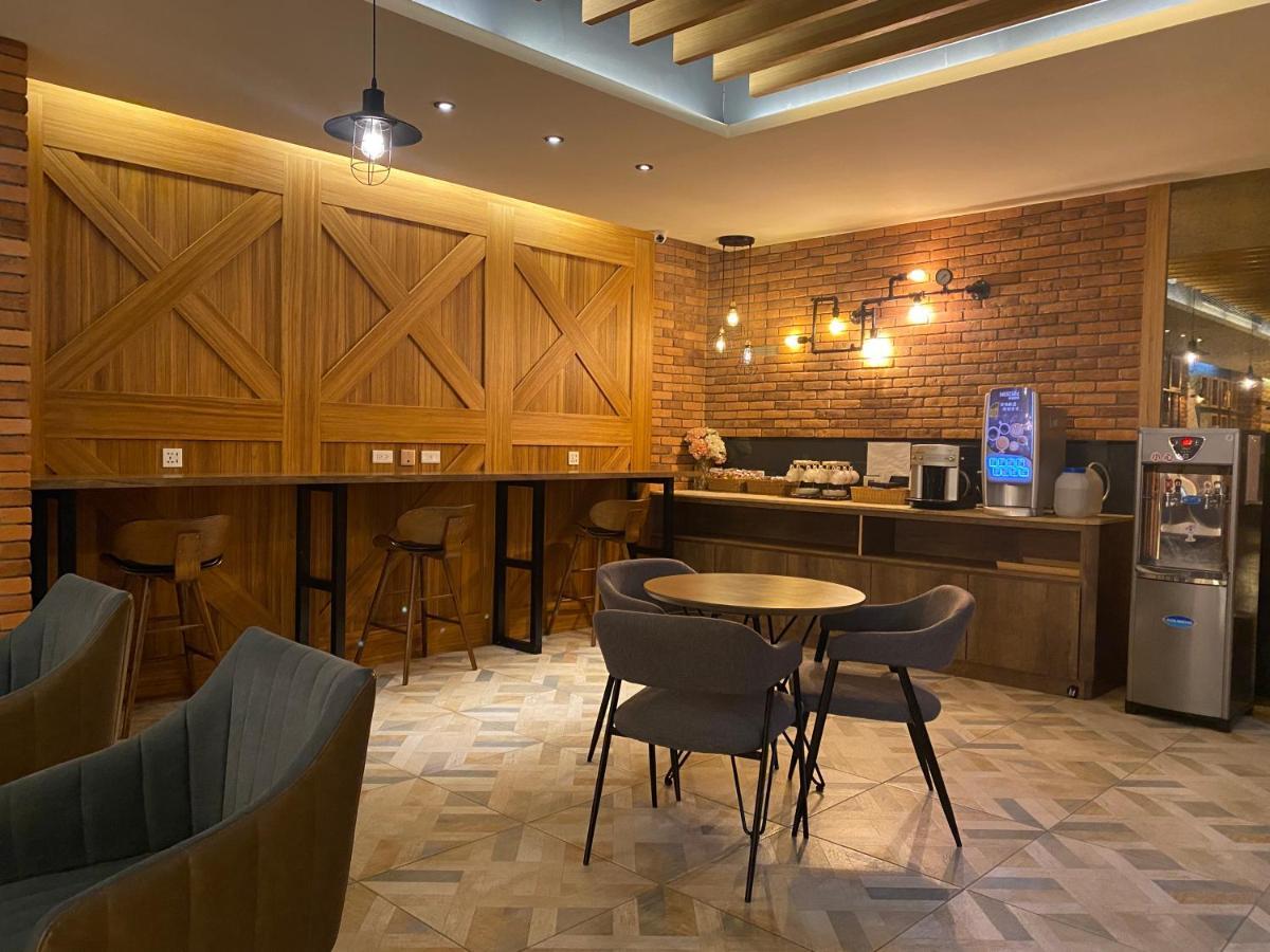 Hua Xiang Hotel - Zuoying Kaohsiung Bagian luar foto