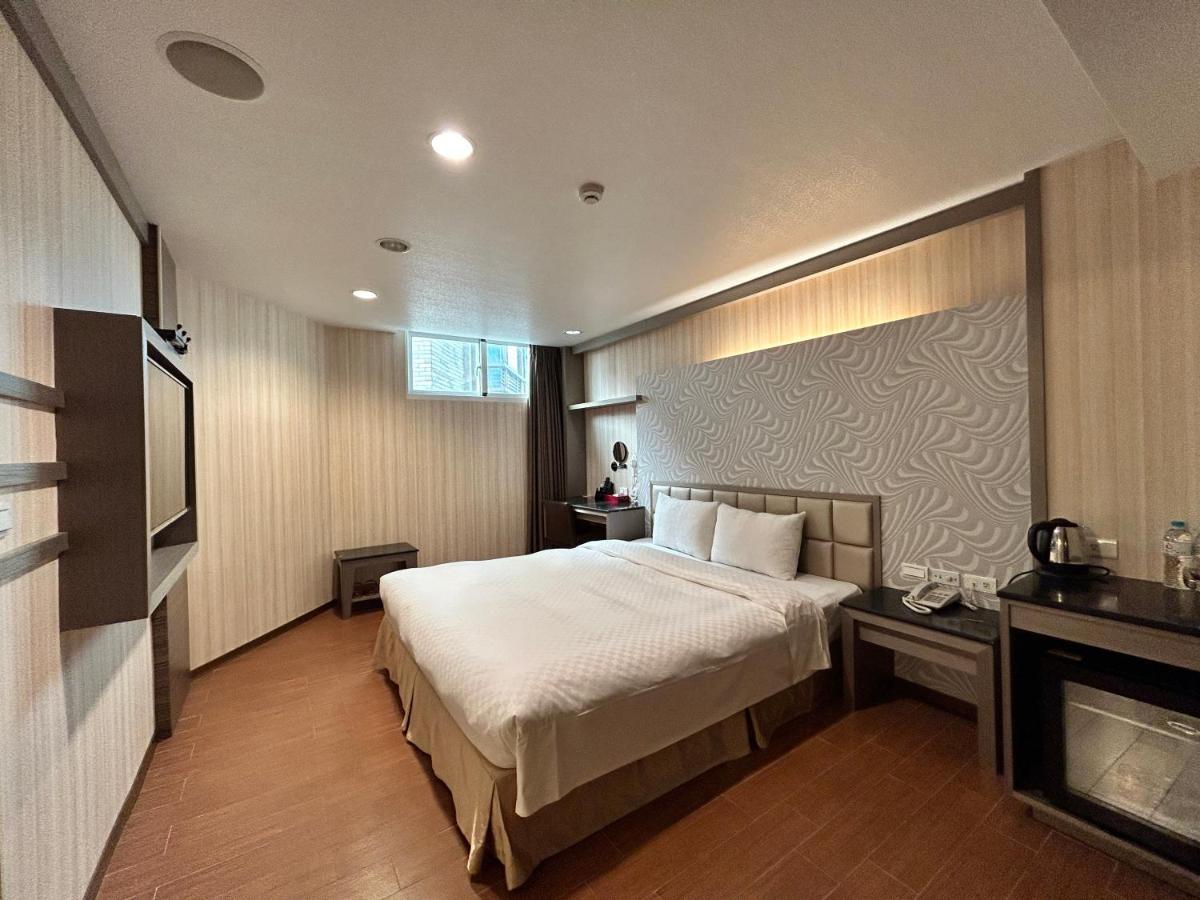 Hua Xiang Hotel - Zuoying Kaohsiung Bagian luar foto