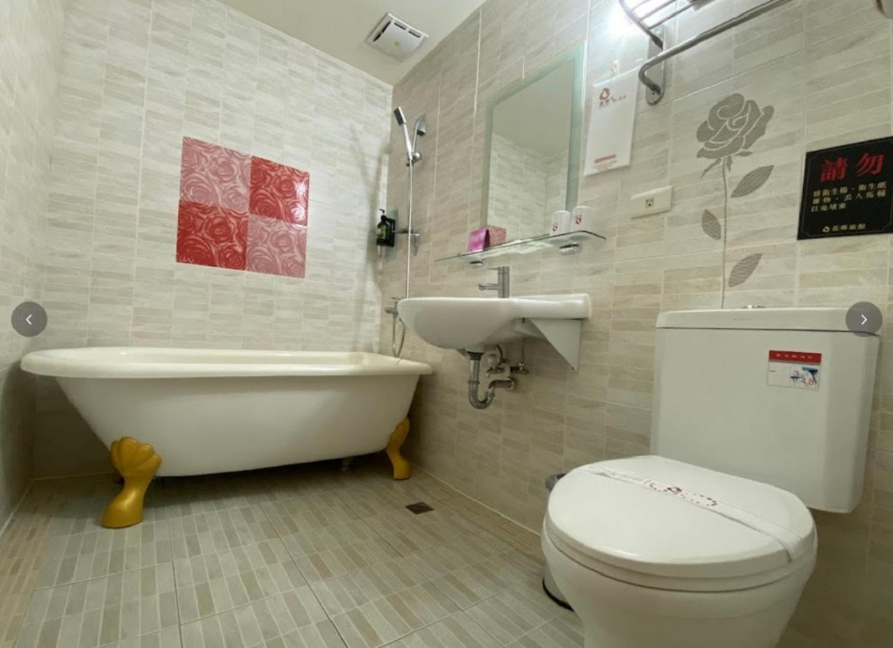 Hua Xiang Hotel - Zuoying Kaohsiung Bagian luar foto