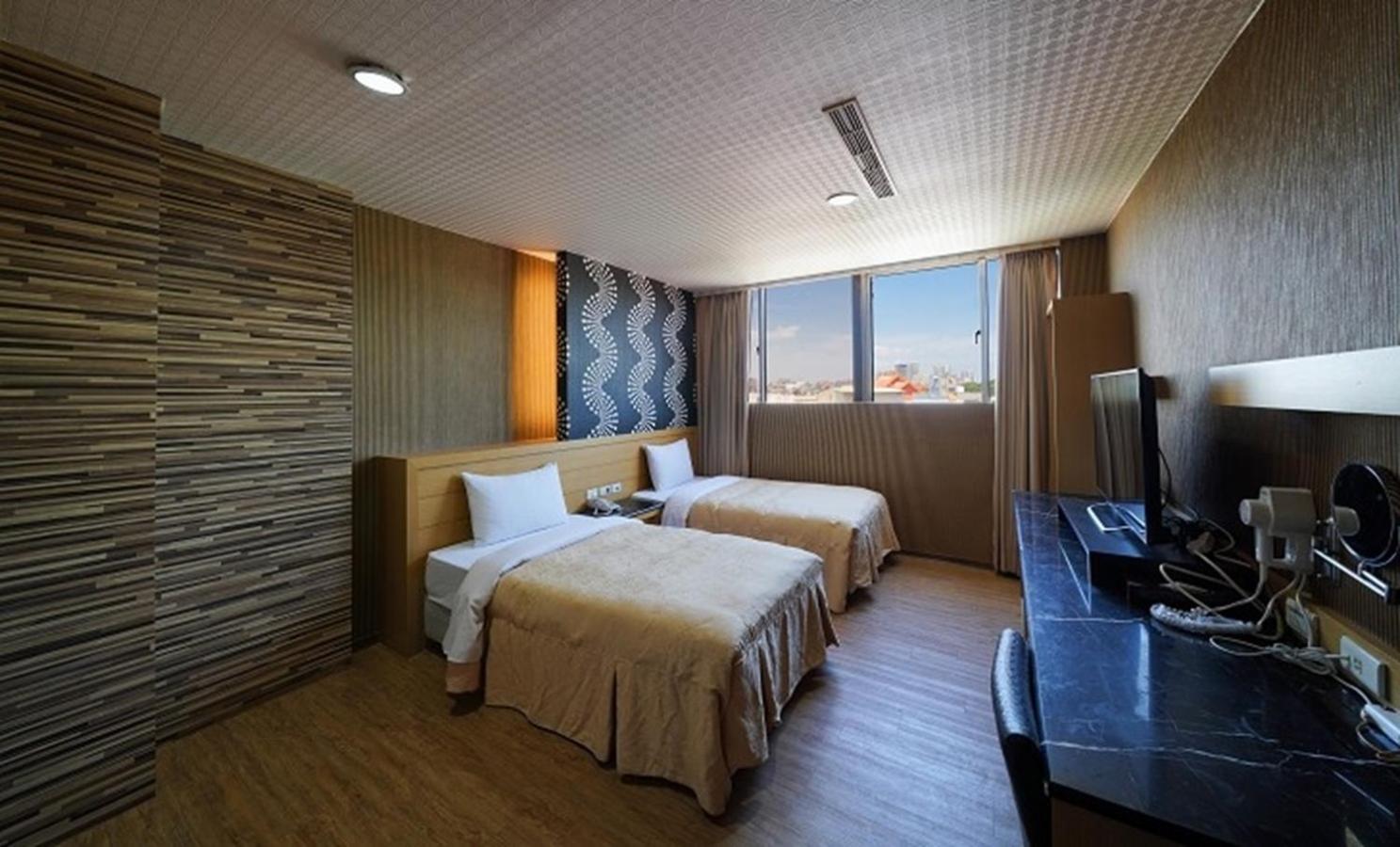Hua Xiang Hotel - Zuoying Kaohsiung Bagian luar foto