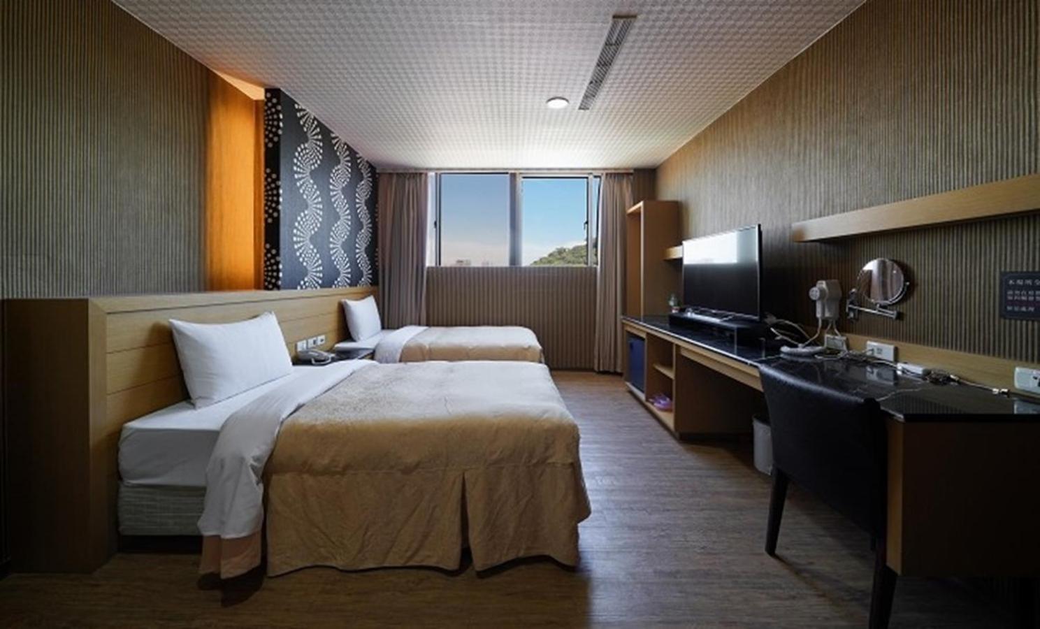 Hua Xiang Hotel - Zuoying Kaohsiung Bagian luar foto