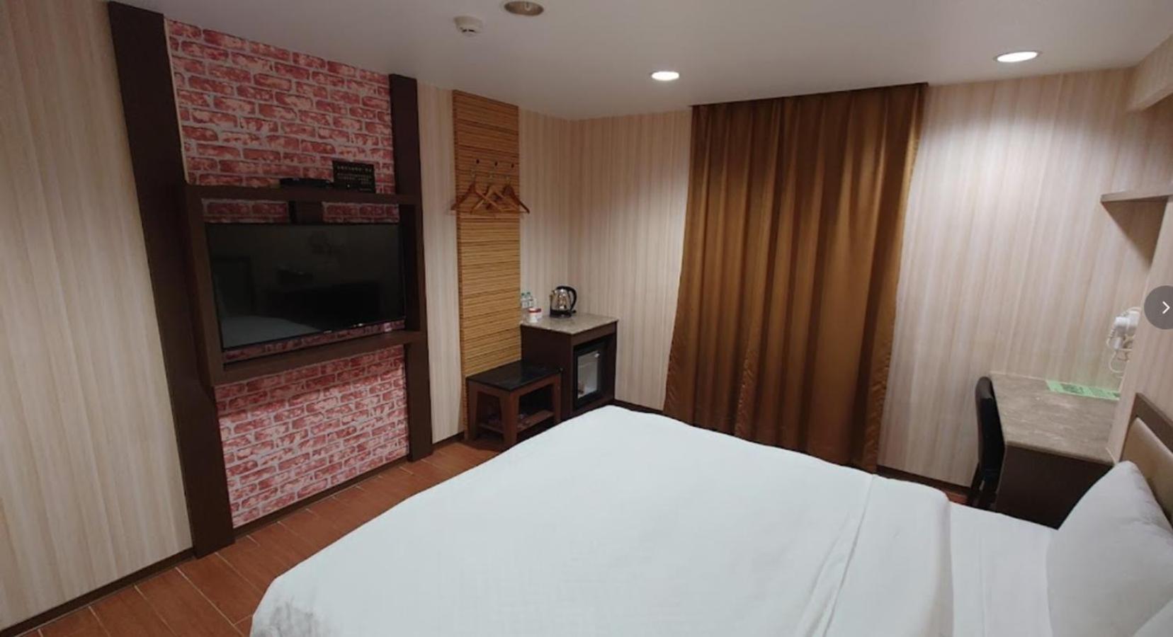 Hua Xiang Hotel - Zuoying Kaohsiung Bagian luar foto
