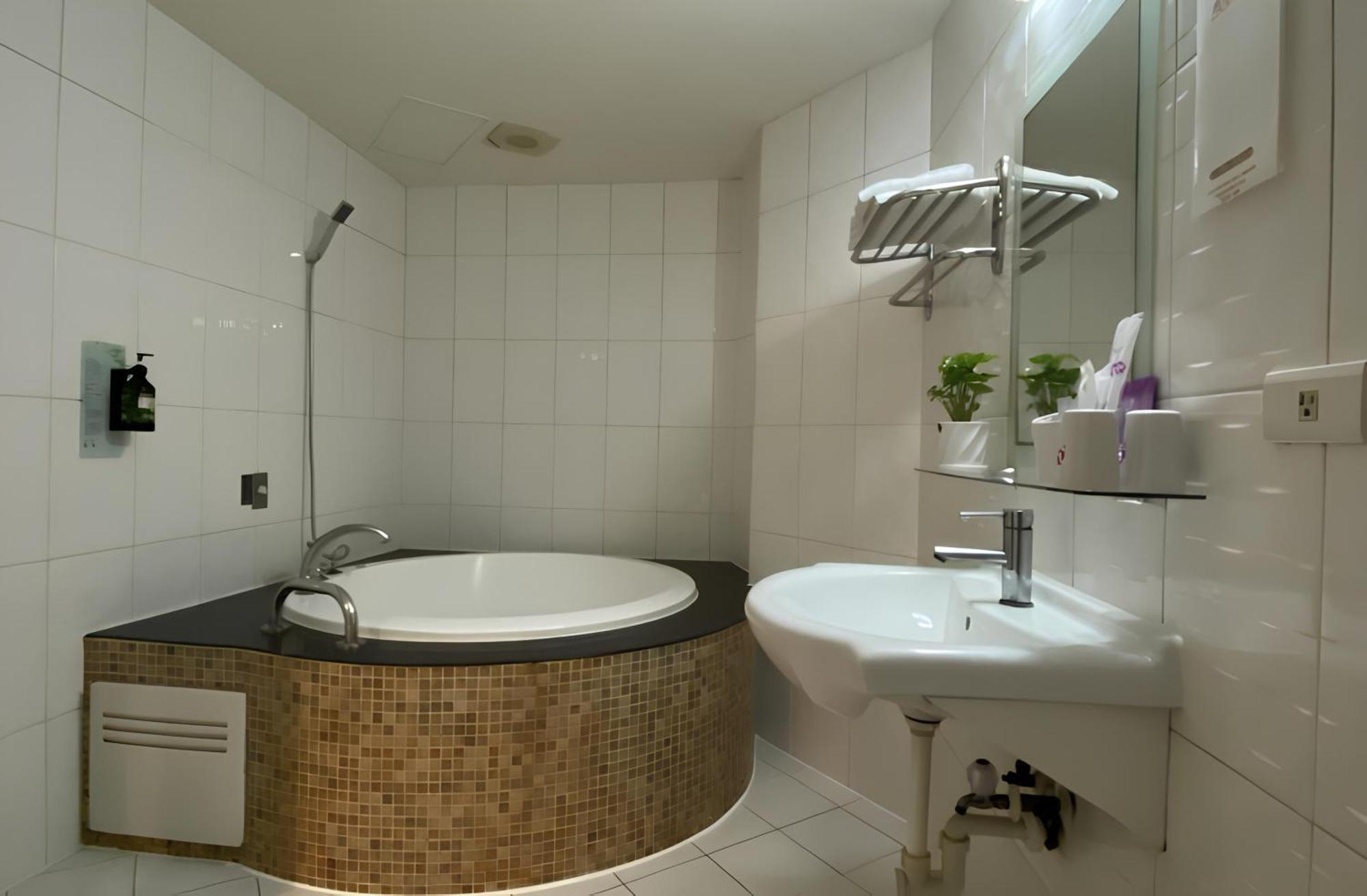 Hua Xiang Hotel - Zuoying Kaohsiung Bagian luar foto