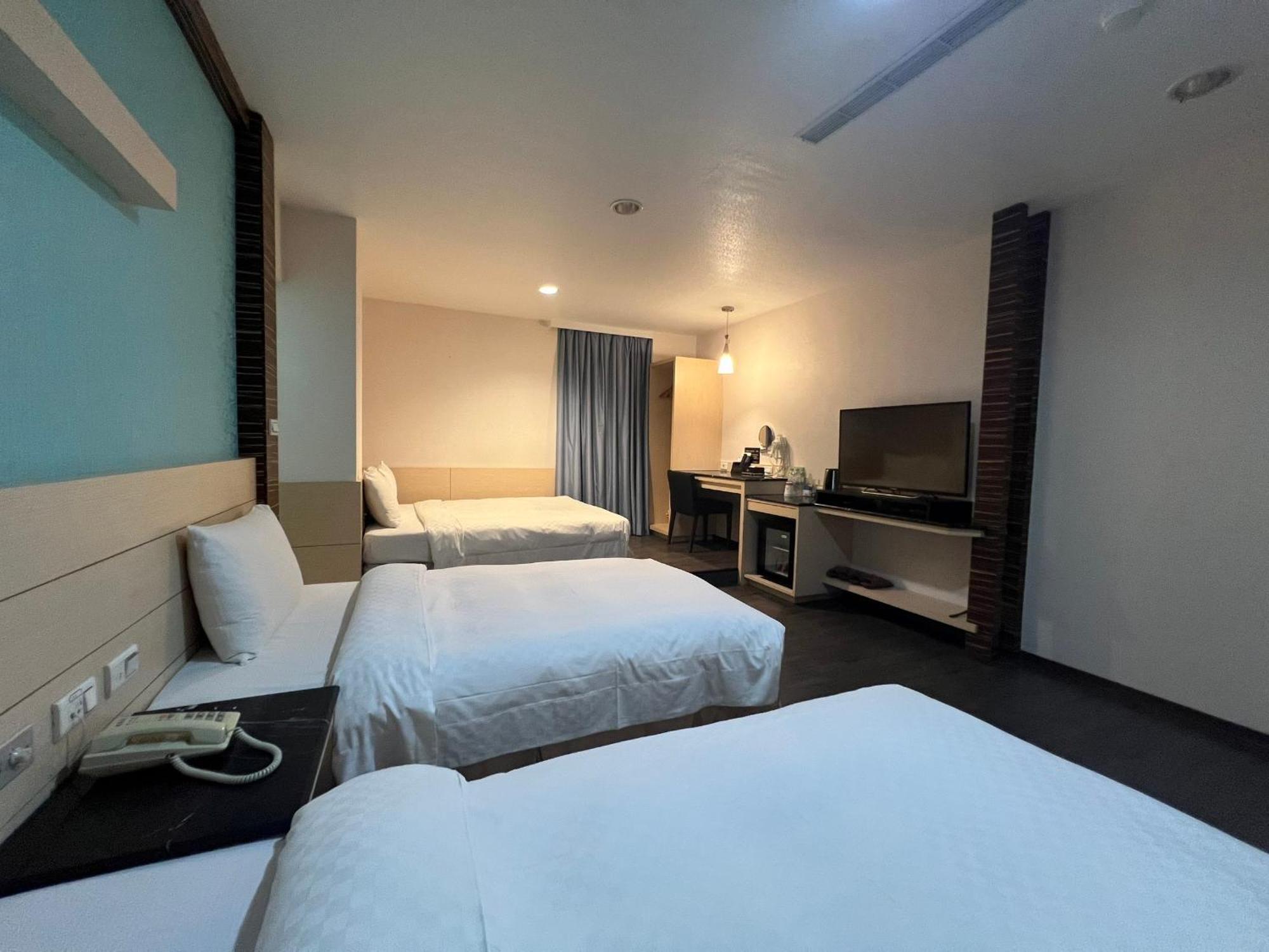 Hua Xiang Hotel - Zuoying Kaohsiung Bagian luar foto