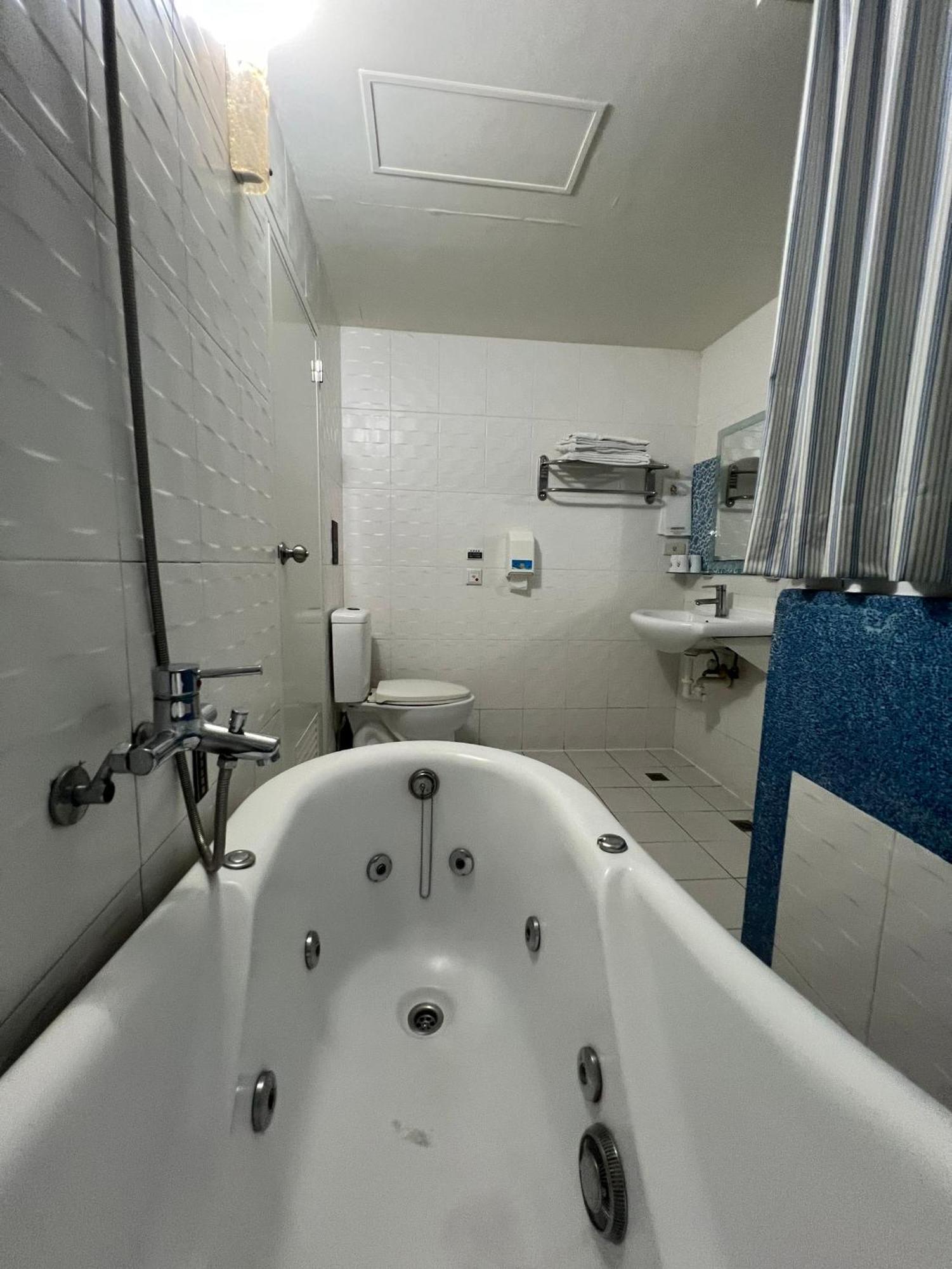 Hua Xiang Hotel - Zuoying Kaohsiung Bagian luar foto