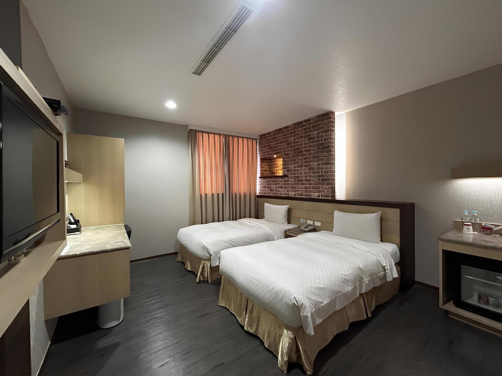 Hua Xiang Hotel - Zuoying Kaohsiung Bagian luar foto