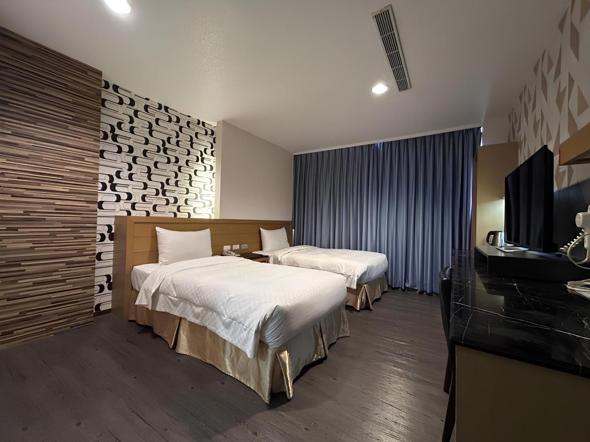 Hua Xiang Hotel - Zuoying Kaohsiung Bagian luar foto