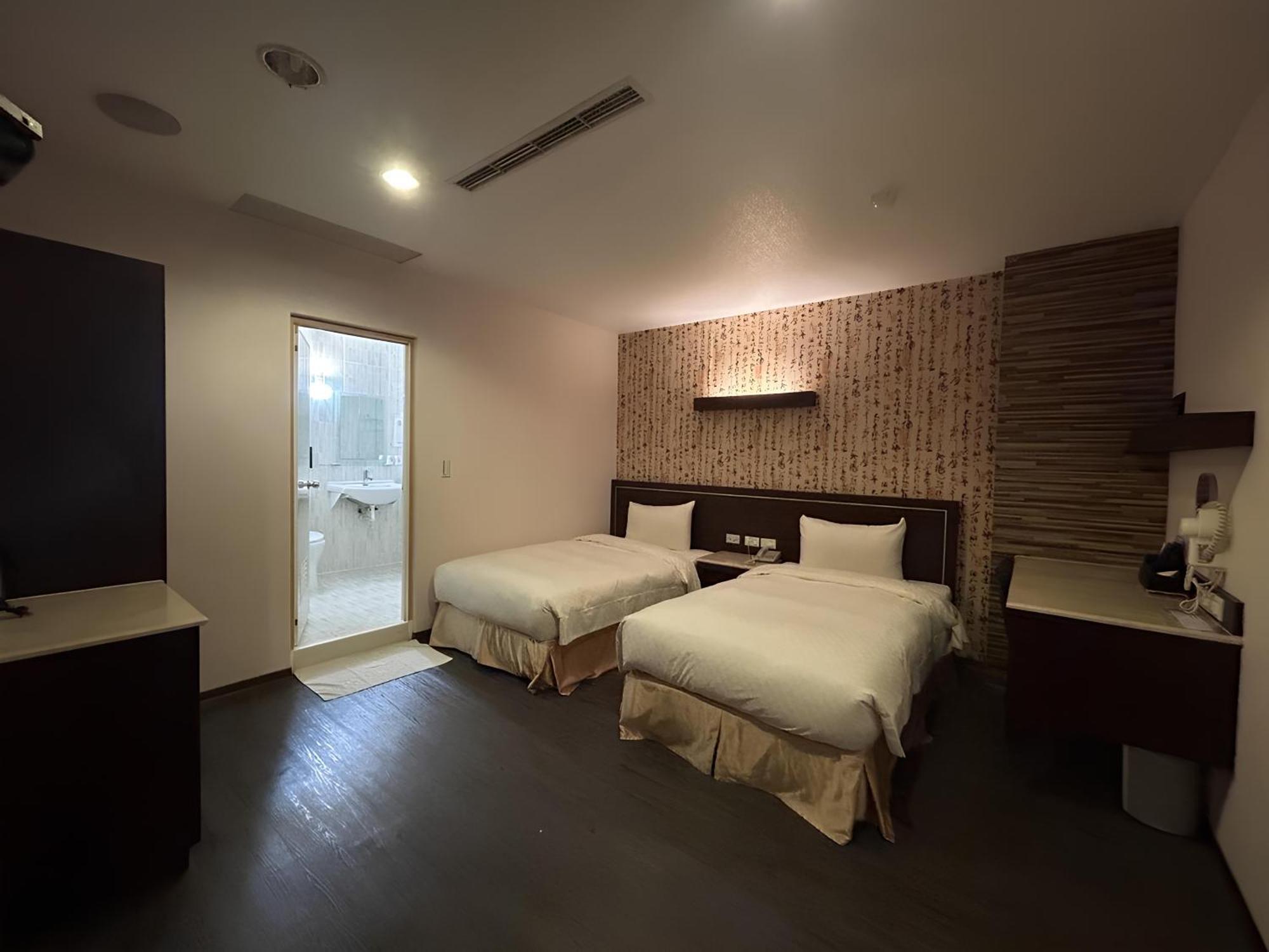 Hua Xiang Hotel - Zuoying Kaohsiung Bagian luar foto