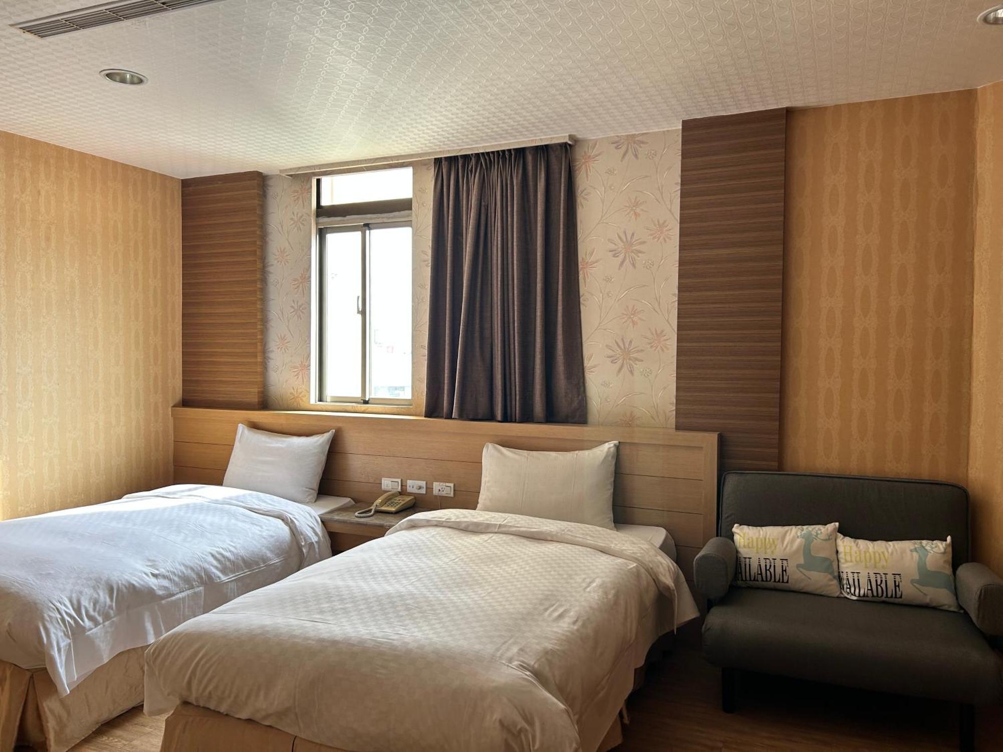 Hua Xiang Hotel - Zuoying Kaohsiung Bagian luar foto