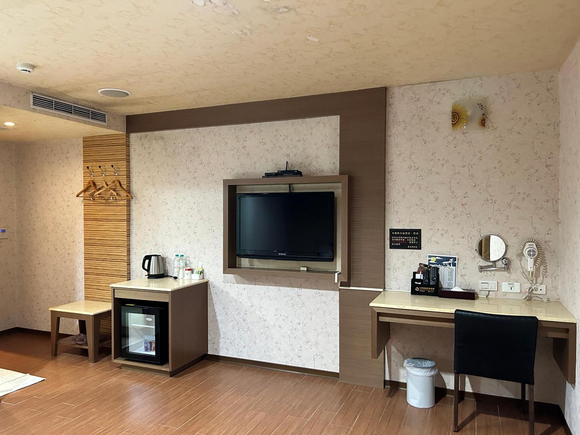 Hua Xiang Hotel - Zuoying Kaohsiung Bagian luar foto