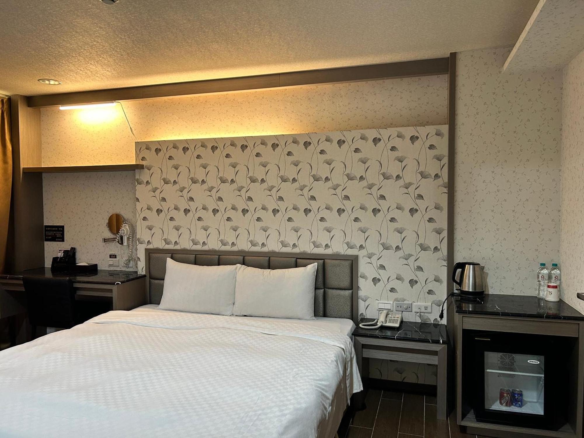 Hua Xiang Hotel - Zuoying Kaohsiung Bagian luar foto