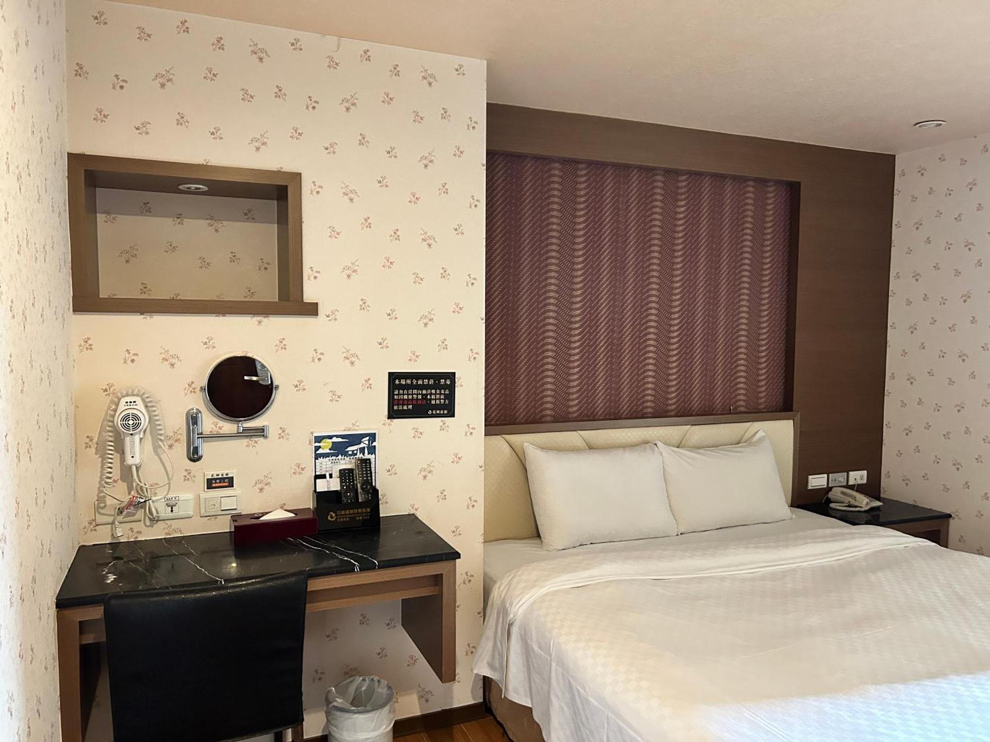 Hua Xiang Hotel - Zuoying Kaohsiung Bagian luar foto