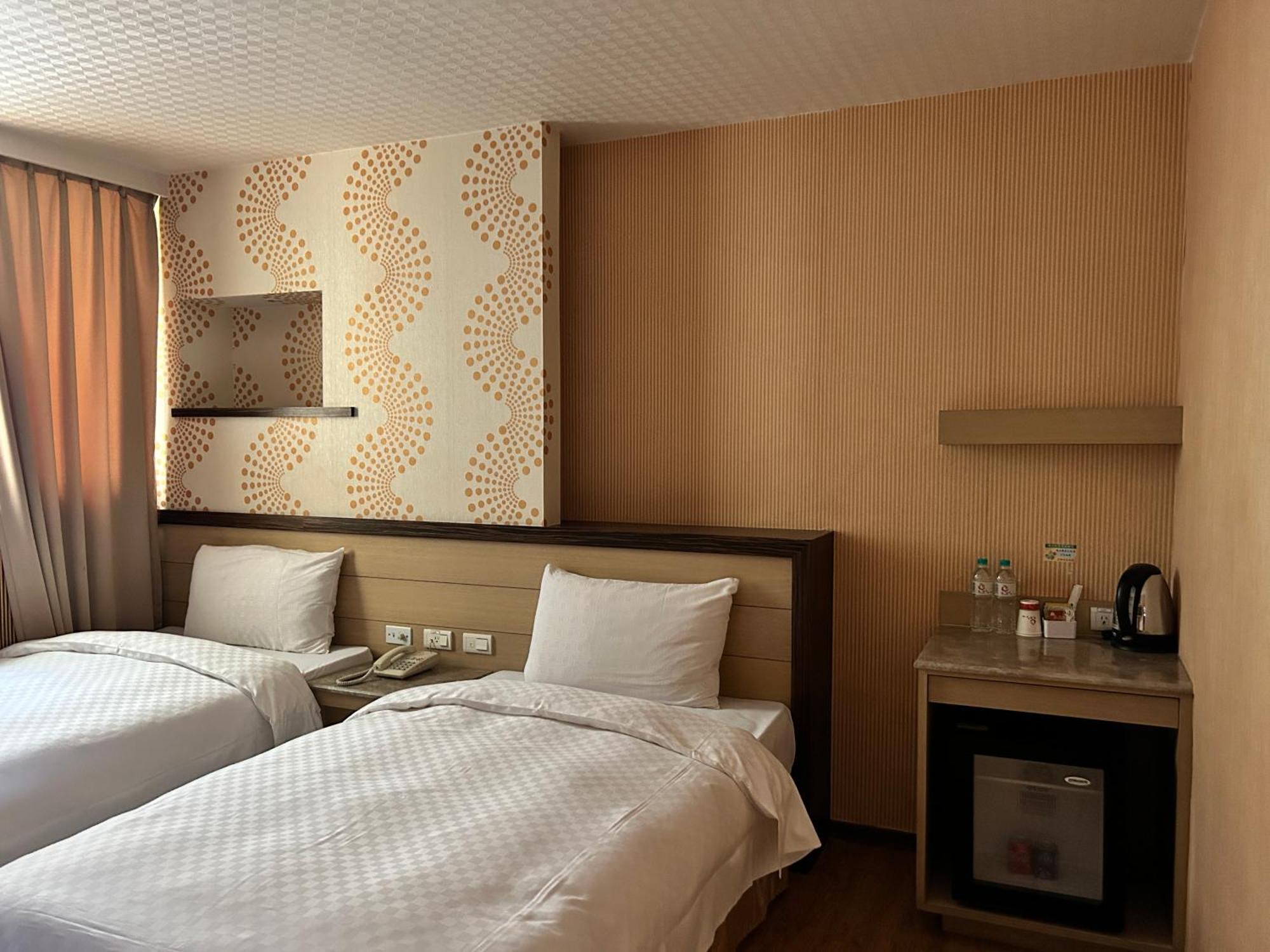 Hua Xiang Hotel - Zuoying Kaohsiung Bagian luar foto