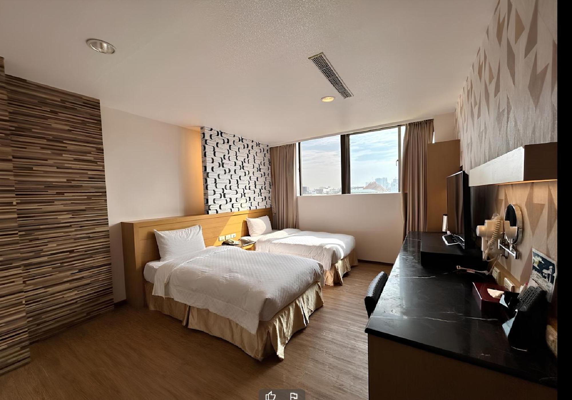 Hua Xiang Hotel - Zuoying Kaohsiung Bagian luar foto