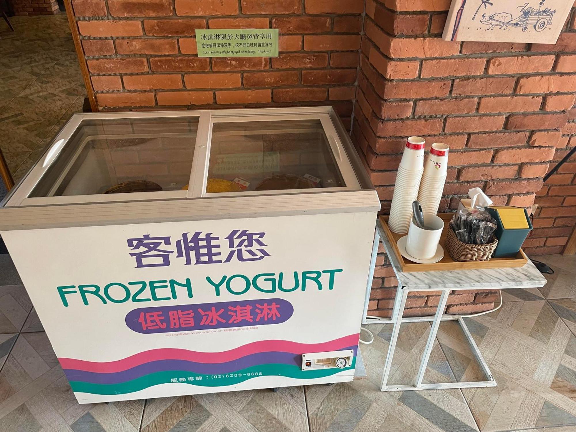 Hua Xiang Hotel - Zuoying Kaohsiung Bagian luar foto