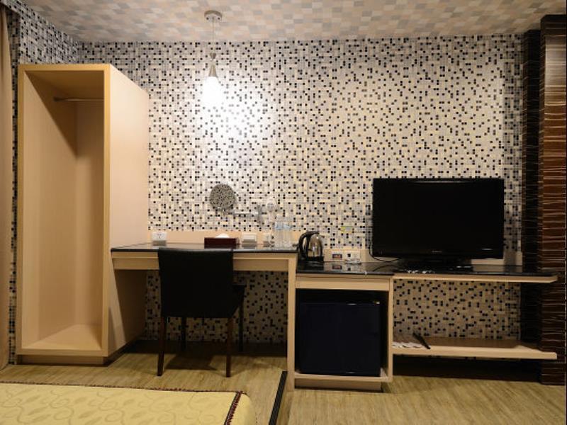 Hua Xiang Hotel - Zuoying Kaohsiung Bagian luar foto