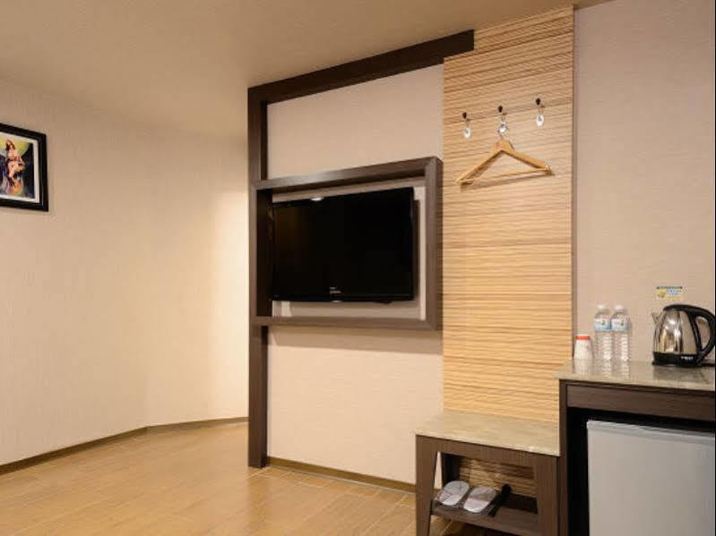 Hua Xiang Hotel - Zuoying Kaohsiung Bagian luar foto